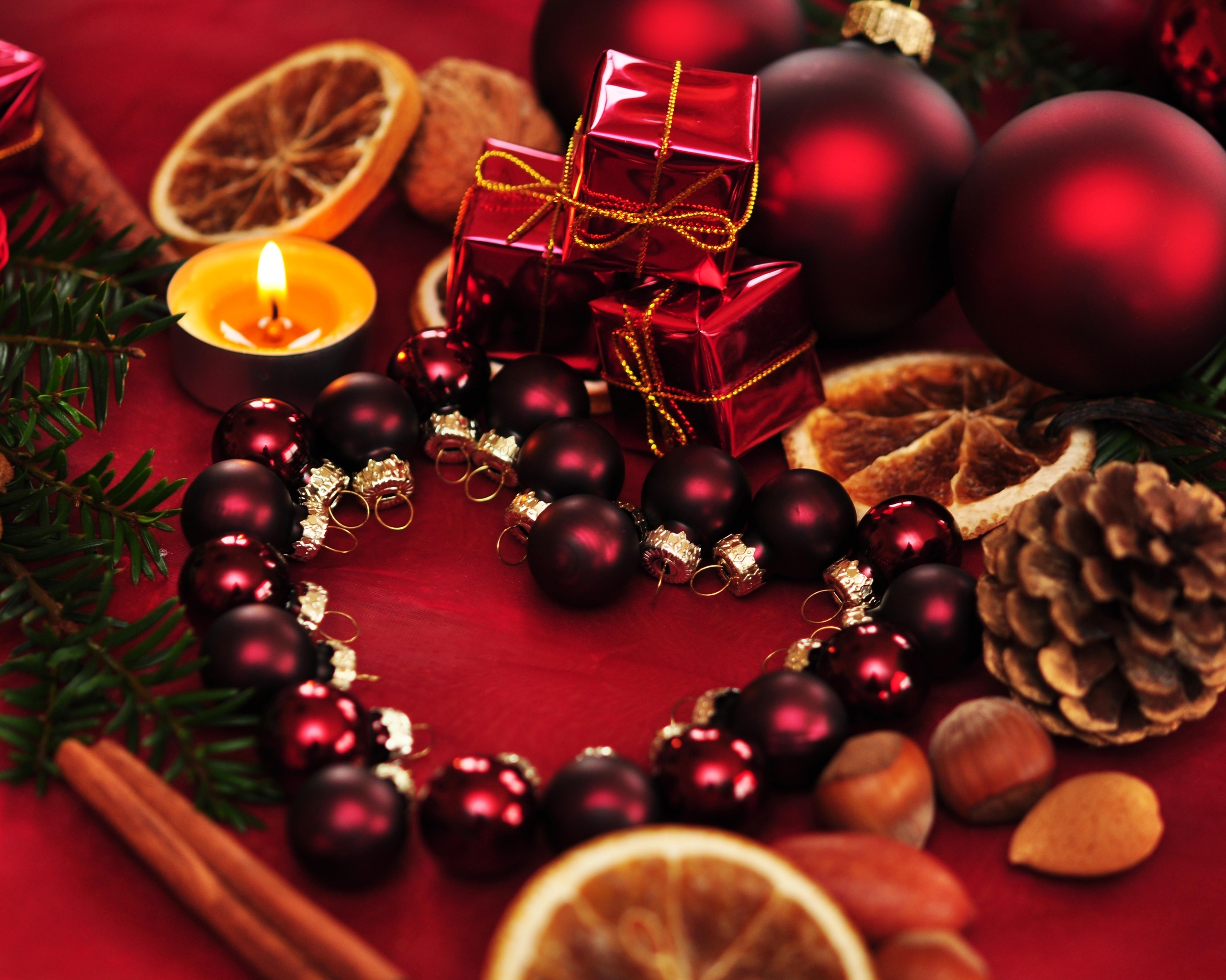 Картинка: Декор, новогодние шары, сердце, свечи, орехи, корица, шишка, новый год, красный фон