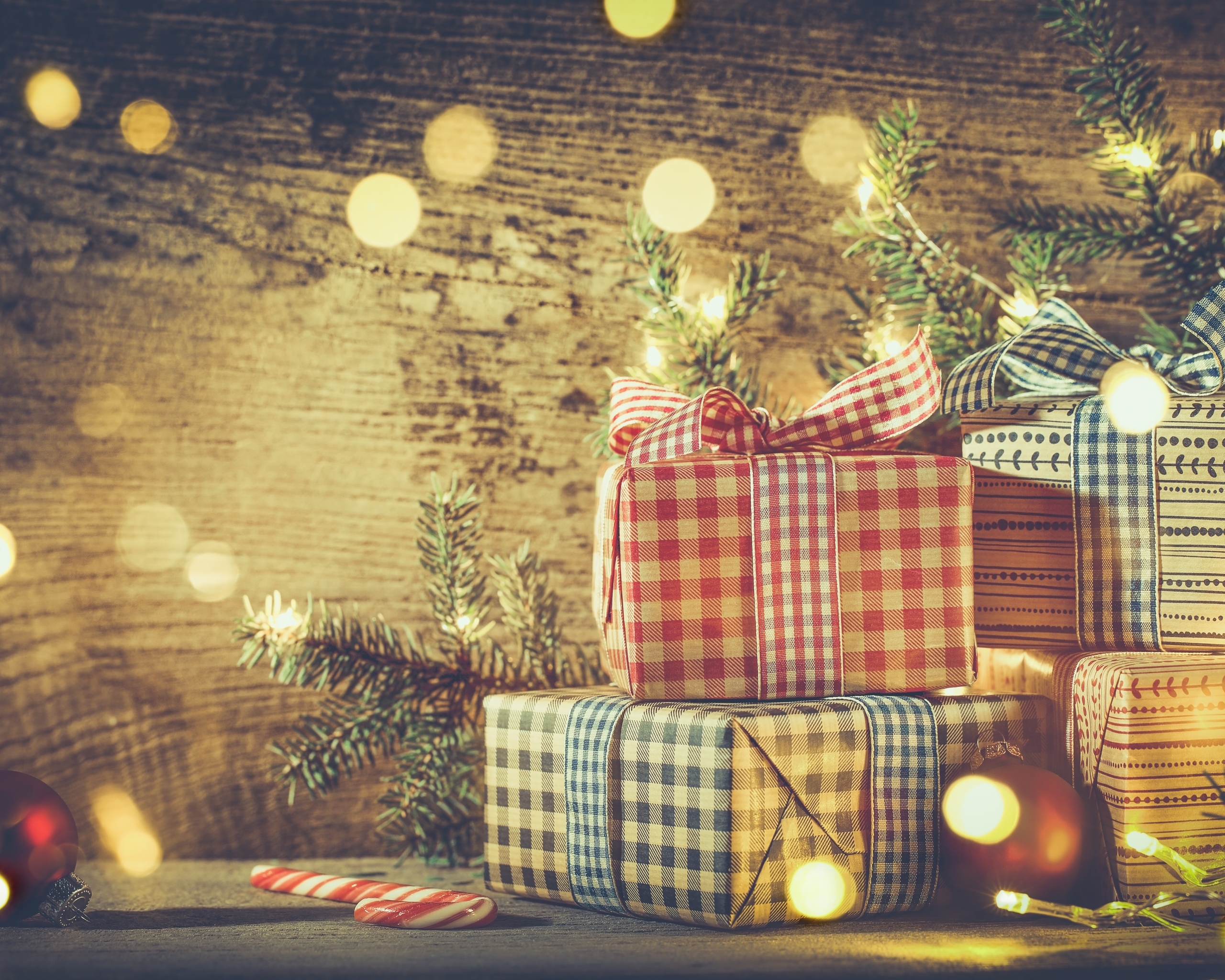 Картинка: Новый год, Рождество, подарки, коробки, блики, ветки, ель, шары