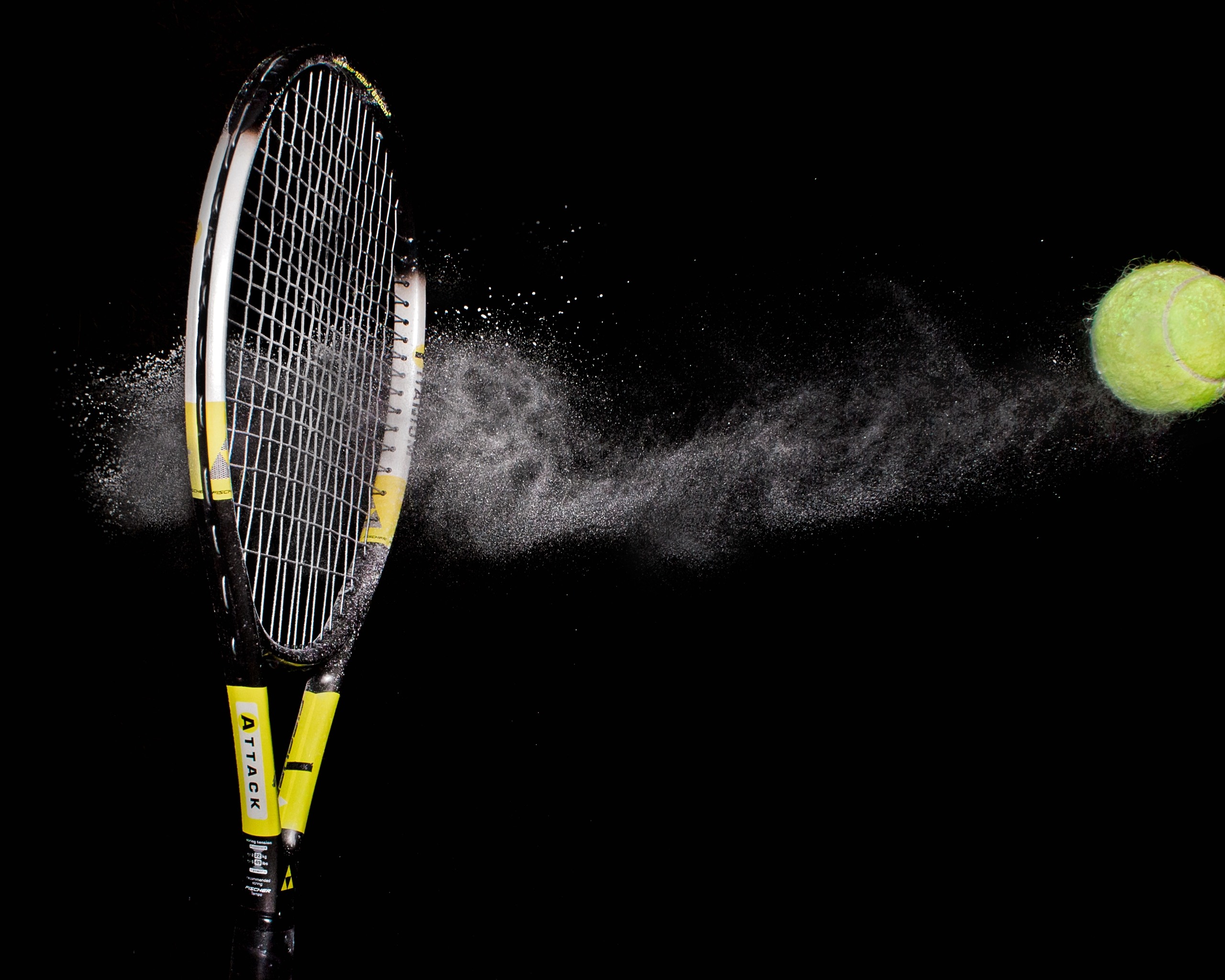 Картинка: Ракетка, теннис, мяч, удар, чёрный фон