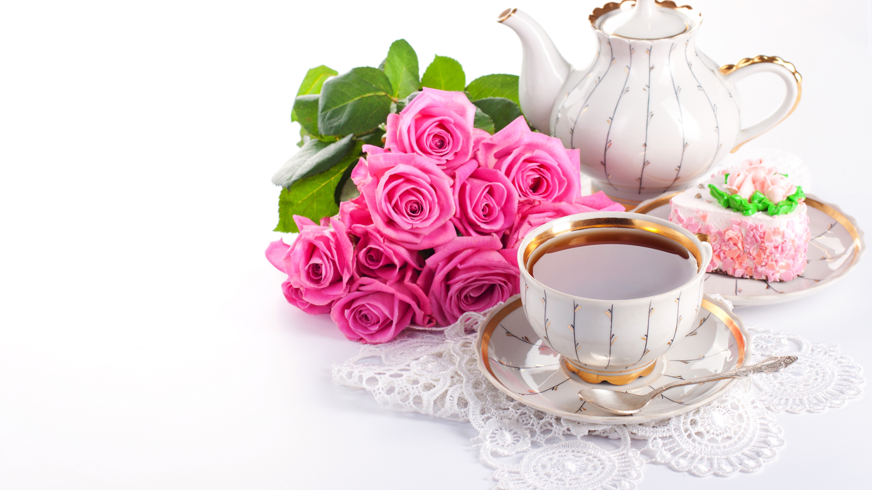 Картинка: Чайник, чашка, блюдце, ложка, салфетка, чай, букет, розы, торт, белый фон