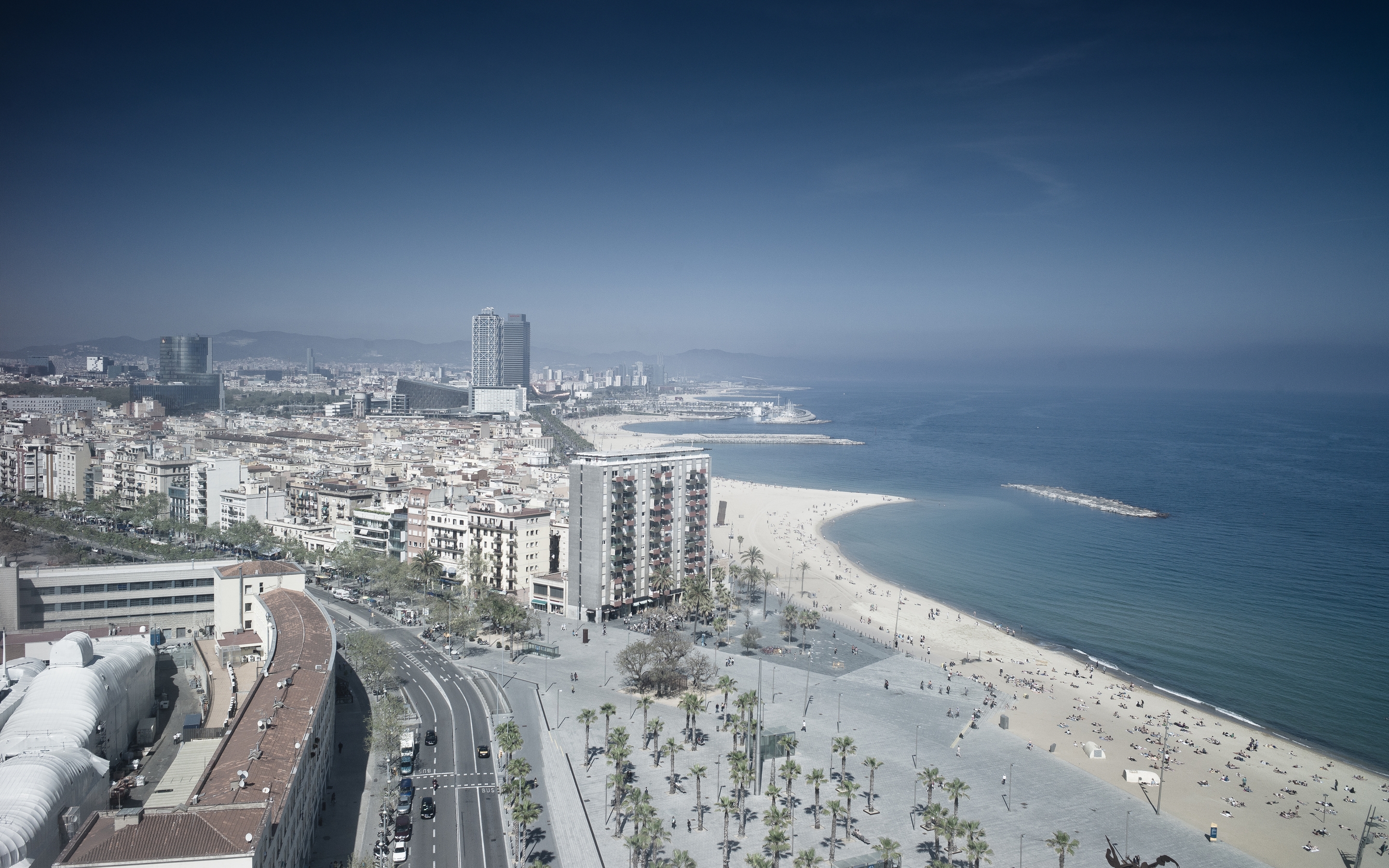 Картинка: Испания, город, Barcelona, панорама, пляж, море, порт, дороги, дома, выcотки, горизонт, небо
