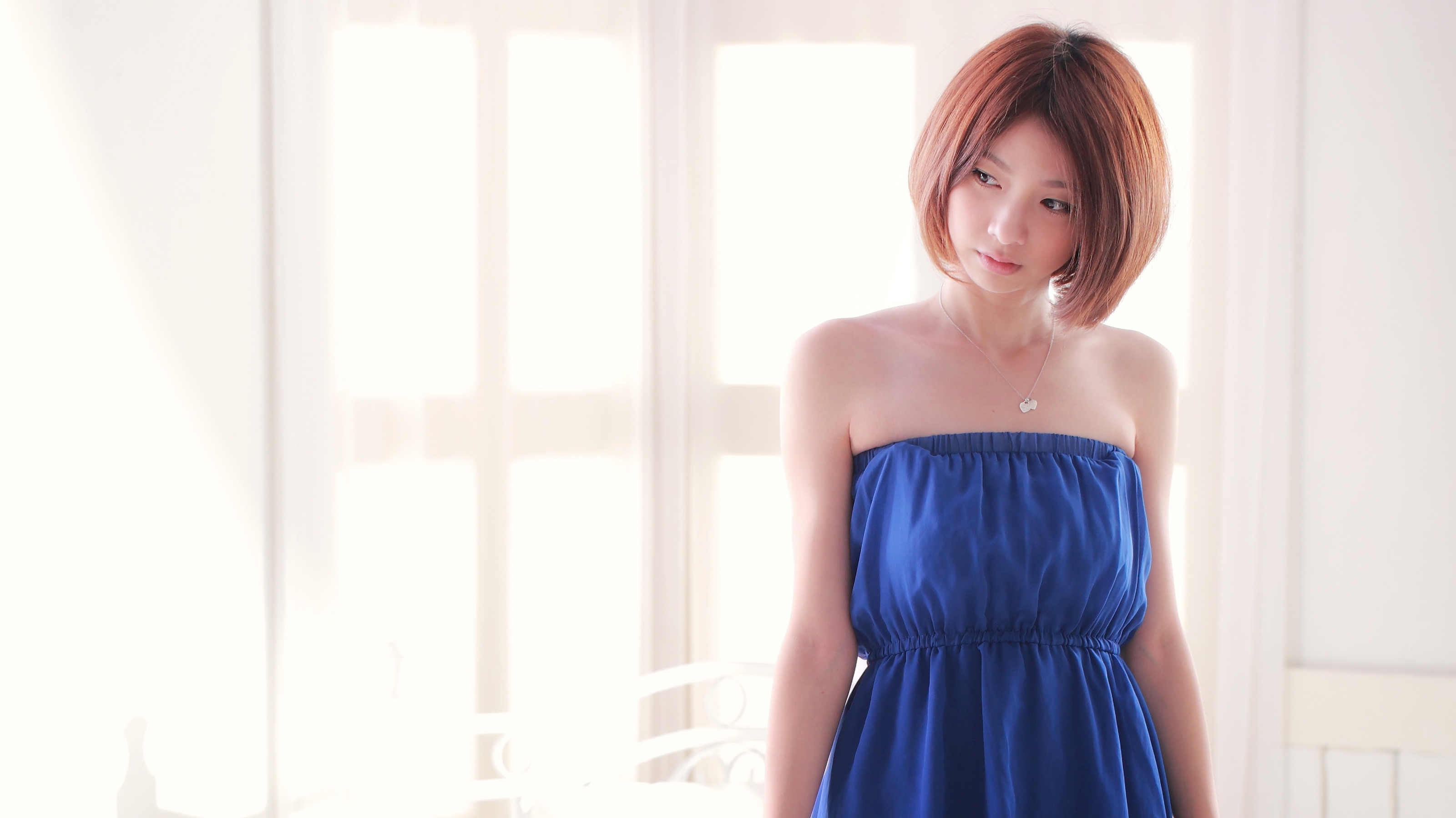 Картинка: Девушка, азиатка, причёска, каре, стоит, синее, платье, окно