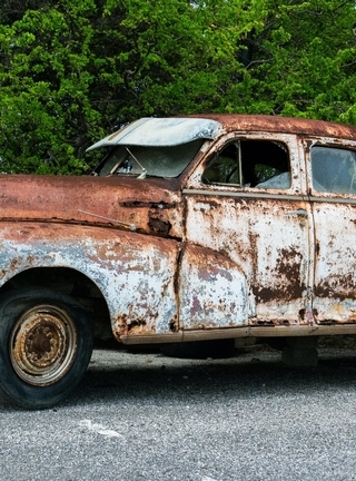 Картинка: Автомобиль, старый, ржавый, подпорки, кирпичи, асфальт, деревья