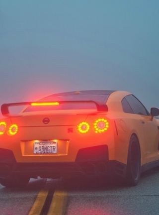 Картинка: Огни, суперкар, стоп-сигнал, Nissan, GTR, дорога, туман