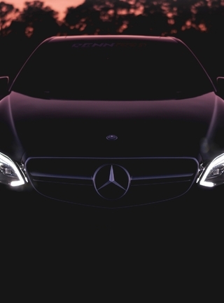 Картинка: Mercedes, Benz, AMG, e63, w212, фары, огни, темень, эмблема