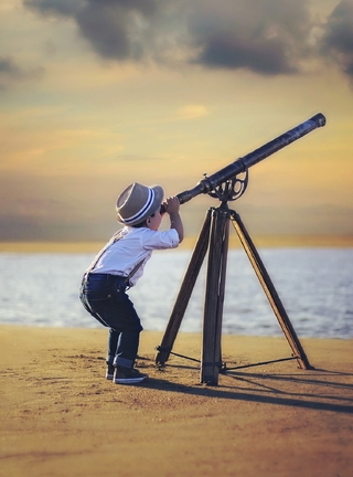 Картинка: Мальчик, телескоп, берег, песок, море, небо