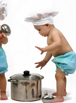Картинка: Малыши, детки, поварята, колпак, штаны, кастрюля, посуда, поварёшка, шумовка, игра