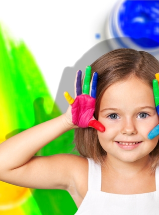 Картинка: Ребёнок, девочка, улыбка, руки, яркая краска, настроение