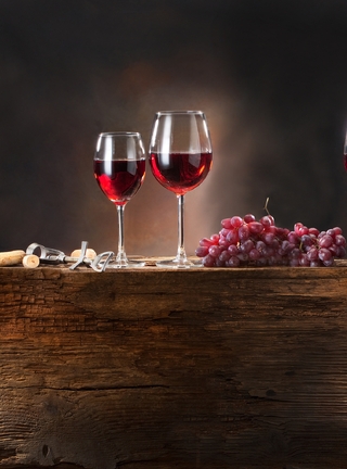 Картинка: Вино, виноград, дерево, бочка, бокалы, открывашка, красное вино