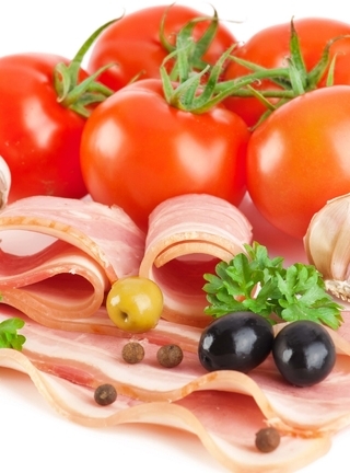 Картинка: Помидоры, овощи, бекон, оливки, чеснок, белый фон