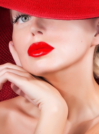 Image: Blonde, face, look, lashes, makeup, red lipstick, hat, style