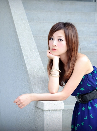 Картинка: Девушка, азиатка, синее платье, лестница, перила