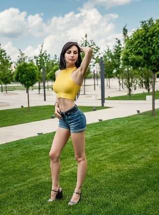 Картинка: Lioka Grechanova, поза, фигура, стройная, стоит, лужайка, трава, парк