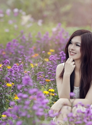 Картинка: Девушка, улыбается, сидит, поле, цветы, брюнетка