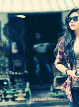 Картинка: Брюнетка, девушка, азиатка, волосы, рубашка, очки, фотоопарат, canon, улица, размытость