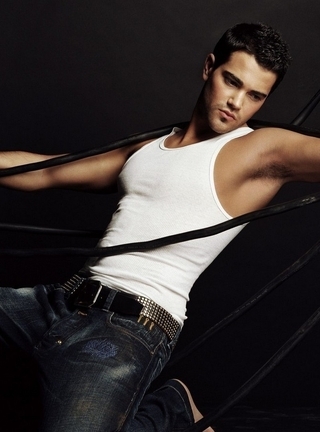 Image: Male, guy, brunet, person, actor, Jesse Metcalfe, t-shirt, white jeans, dark background