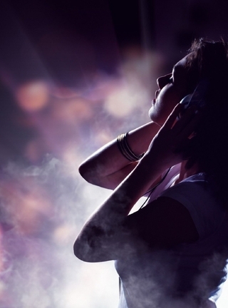 Картинка: Девушка, танцы, музыка, волосы, наушники, дым, лучи, свет
