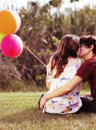 Image: Couple, girl, boyfriend, hugs, kiss, love, balloons, nature