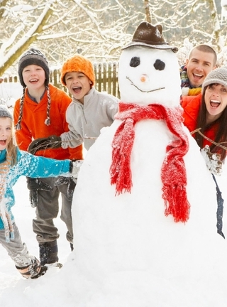 Картинка: Семья, зима, снег, веселье, забава, дети, улыбка, настроение
