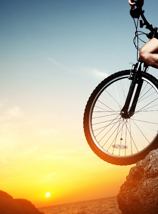 Картинка: Мужчина, ноги, кроссовки, велосипед, утёс, камень, закат, море, пейзаж, небо, солнце
