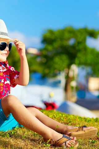 Картинка: Мальчик, сидит, очки, шляпа, лето, трава, лучи солнца