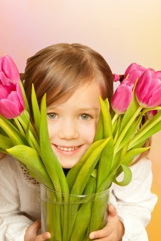 Картинка: Девочка, взгляд, улыбка, тюльпаны, цветы