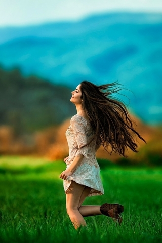 Картинка: Девушка, брюнетка, бежит, волосы, размытость, поле, лето