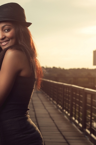 Картинка: Девушка, чернокожая, улыбка, настроение, шляпа, стоит, мостик
