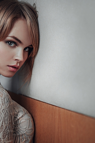 Картинка: Девушка, модель, Анастасия Щеглова, взгляд, стена, причёска, Gera