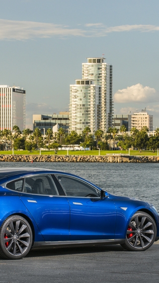 Картинка: Тесла, авто, колёса, синий, набережная, вода, здания, высотки, небоскрёбы, небо, облака