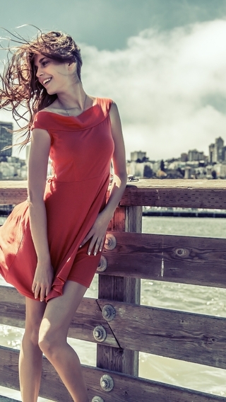 Картинка: Девушка, платье, красное, волосы, ветер, развивает, набережная, ограждение, город, небо