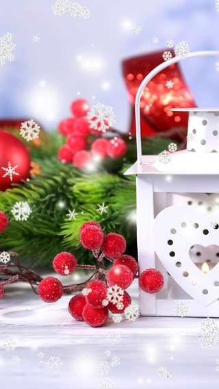 Картинка: Новый год, ёлка, ветка, иголки, шары, игрушки, рябина, фонарь, сердце, снежинки