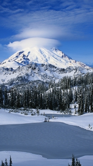 Картинка: Гора, небо, облака, лес, деревья, озеро, снег, зима, облачная шапка