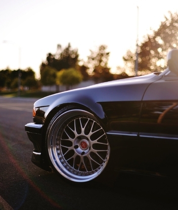 Картинка: BMW, E38, тюнинг, колесо, диск, дорога, разметка, вечер, солнце