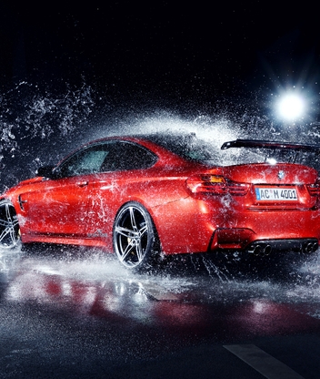 Картинка: BMW, M4, coupe, купе, красный, брызги, вода, мокрый, асфальт, освещение, свет