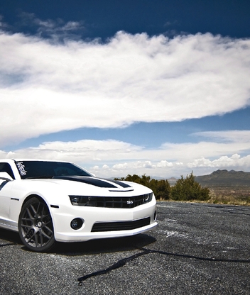 Картинка: Chevrolet, Camaro, белый, день, облака, дорога, горы, природа