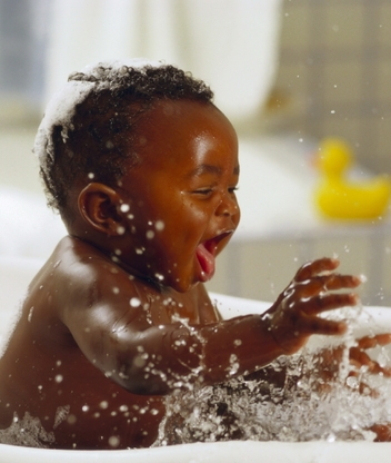 Картинка: Малыш, мальчик, негритёнок, вода, брызги, плещется, веселье