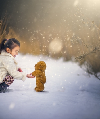 Картинка: Девочка, игрушка, мишка, снег, зима, трава