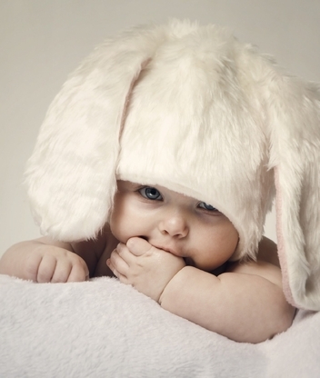 Картинка: Малыш, ребёнок, глазки, взгляд, шапка, ушки, белая