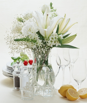 Картинка: Цветы, ваза, посуда, фужеры, лимон