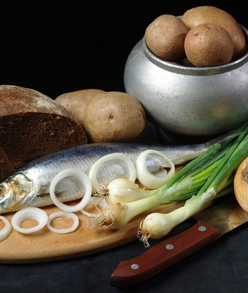 Картинка: Картофель, печёный, селёдка, рыба, лук, кольца, хлеб, доска, нож
