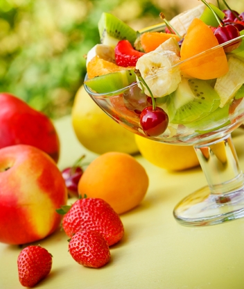 Картинка: Десерт, фрукты, банан, яблоко, клубника, абрикос, киви, черешня, ягоды