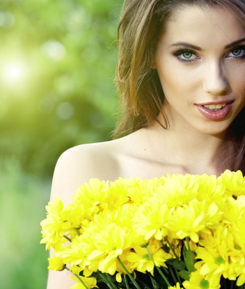 Картинка: Девушка, взгляд, глаза, губы, длинные волосы, цветы, хризантема