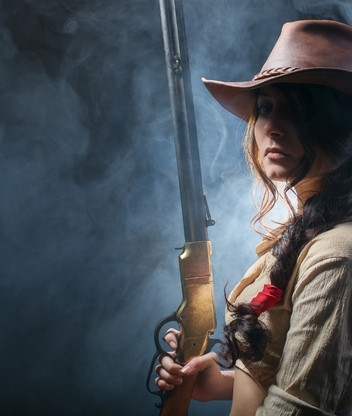 Картинка: Девушка, оружие, винчестер, ковбойская шляпа, косичка, взгляд, брюнетка, дым, вестерн, стиль, запад