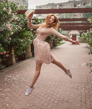 Картинка: Девушка, в розовом, платье, шляпка, настоение, в прыжке, цветы, розы, кустовые, сад, Кристина Кардава