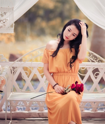 Картинка: Девушка, азиатка, платье, сидит, цветы, роза, скамейка