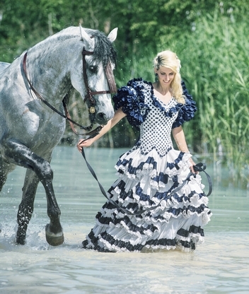 Картинка: Девушка, лошадь, вода, речка, прогулка, трава, платье, солнечный день