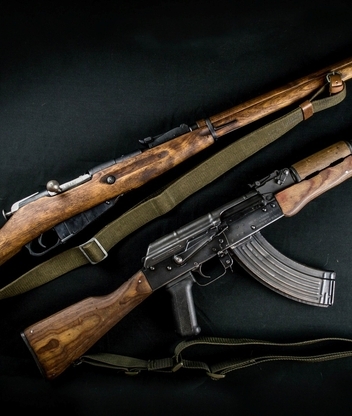 Image: Machine gun, rifle, two, guns, Kalashnikov, Mosin, belts