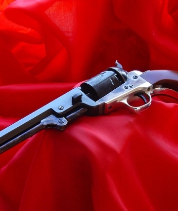 Картинка: Оружие, револьвер, лежит, ткань, красная