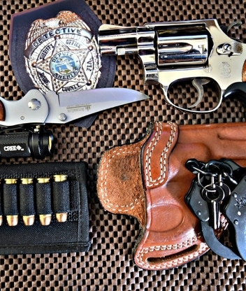 Картинка: Патроны, кобура, фонарик, нож, значок, пистолет, обойма, патроны, наручники, ключи
